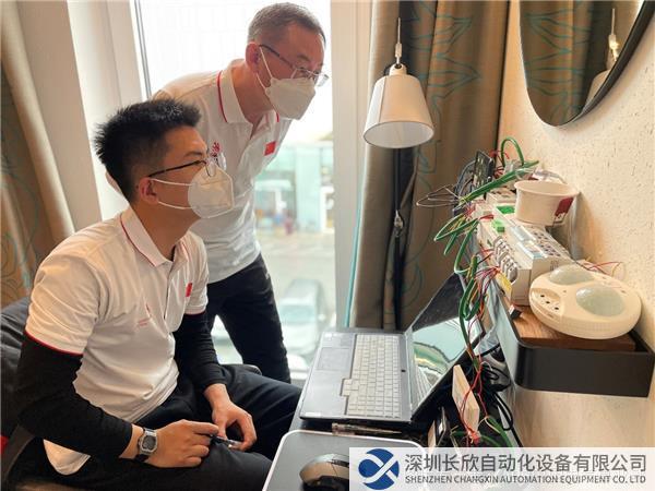 ABB電氣專家賽前指導選手進行KNX調試.jpg
